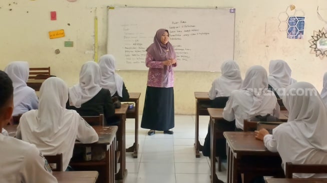 Kegiatan belajar mengajar di SMA Negeri 1 Demak, Selasa (23/7/2024). (Sigit AF/Suara.com)