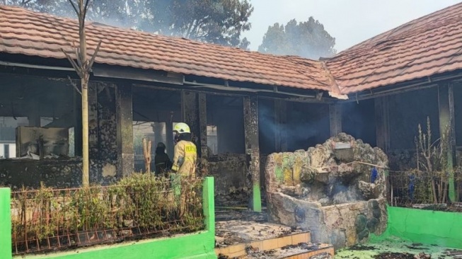 Bangunan SDN 01 Pondok Bambu, Kecamatan Duren Sawit, Jakarta Timur, Selasa (23/7/2024) ludes terbakar. ANTARA/Syaiful Hakim