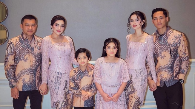 Keluarga Anang Hermansyah dan Ashanty di siraman Thariq Halilintar dan Aaliyah Massaid. (Instagram/@ashanty_ash)