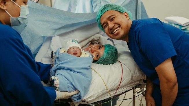 Potret Bahagia Joshua Suherman Sambut Kelahiran Anak Pertama (Instagram/@jojosuherman)