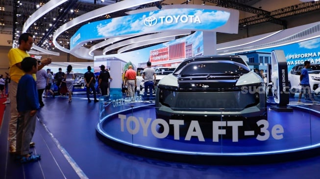 Pengunjung melihat mobil yang dipamerkan dalam pameran otomotif Gaikindo Indonesia International Auto Show (GIIAS) 2024 di ICE BSD City, Tangerang, Selasa (23/7/2024). [Suara.com/Alfian Winanto]