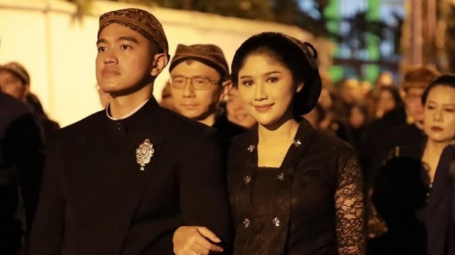 Padukan Kebaya Tradisional dengan Hermes Setengah Miliar, Gaya Erina Gudono saat Kirab Satu Suro Bikin Melongo