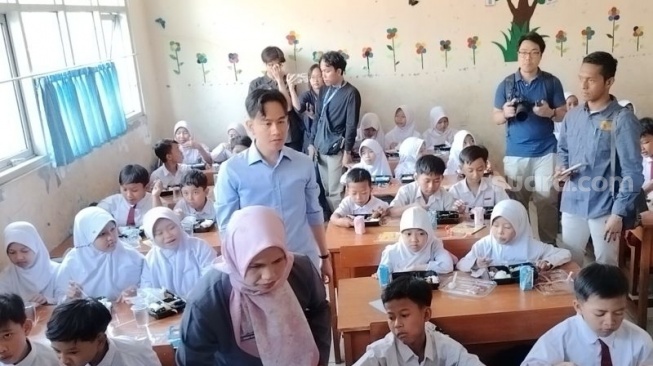 Wapres terpilih Gibran Rakabuming Raka menguji coba program makan siang bergizi gratis ke siswa SD di kawasan Bogor Jawa Barat. (Antara)