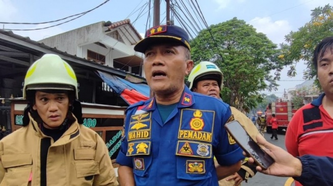 Kasie Ops Sudin Penanggulangan Kebakaran dan Penyelamatan (Gulkarmat) Jakarta Timur Abdul Wahid saat memberikan keterangan pers terkait kebakaran di SDN 01 Pondok Bambu, Kecamatan Duren Sawit, Jakarta Timur, Selasa (23/7/2024). ANTARA/Syaiful Hakim