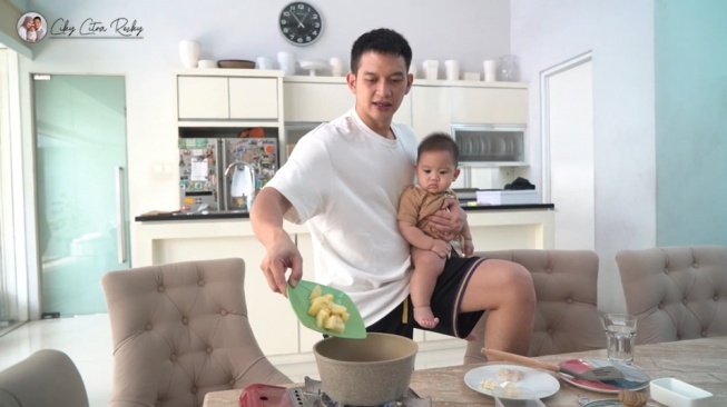 Suami Artis Jago Masak MPASI (YouTube/CikyCitraRezky)