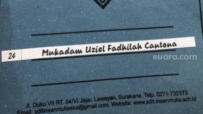 Pria asal Solo memberikan nama anaknya Mukadam Uziel Fadhilah Cantona (MUFC) atau dipanggil Fadhil. [Suara.com/Ronald Seger Prabowo]