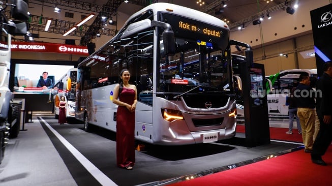 Pengunjung melihat mobil yang dipamerkan dalam pameran otomotif Gaikindo Indonesia International Auto Show (GIIAS) 2024 di ICE BSD City, Tangerang, Selasa (23/7/2024). [Suara.com/Alfian Winanto]