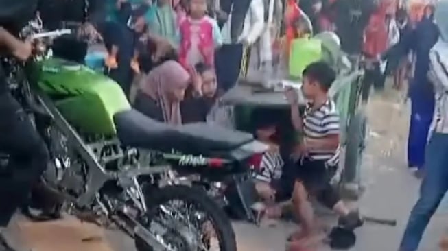 Bukannya Menghibur, Aksi Pemotor Saat Karnaval di Nganjuk Ini Malah Jadi Petaka