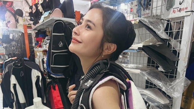 Lupakan Tas Mahal, Prilly Latuconsina Kini Lebih Bahagia Kunjungi Toko Alat Diving