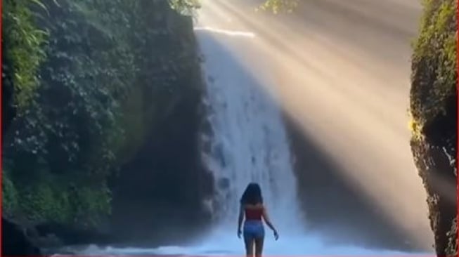 Fenomena Light of Ray: Keajaiban Cahaya di Air Terjun Gana Bali