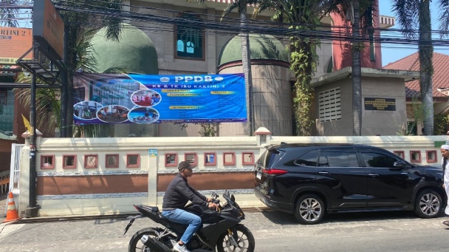 Suasana Masjid Al-Istiqomah, Kota Bogor Jelang Disalatkannya Almarhum Wakil Presiden (Wapres) RI ke - 9 Hamzah Haz [Egi/Suara.com]