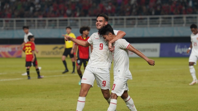 Striker Timnas Indonesia U-19, Jens Raven melakukan selebrasi bersama Muhammad Kafiatur usai mencetak gol ke gawang Timor Leste U-19 dalam matchday terakhir Grup A Piala AFF U-19 2024 di Stadion Gelora Bung Tomo (GBT), Surabaya, Jawa Timur, Rabu (24/7/2024) malam WIB. [Dok. PSSI]