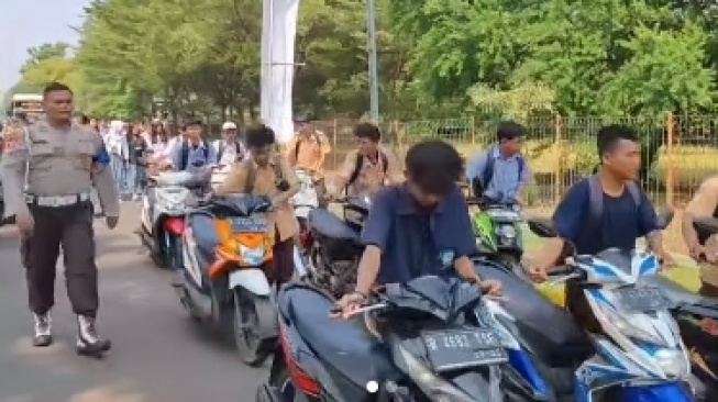 Ramai-ramai Dihukum Dorong Motor Gegara Bolos Sekolah, 49 Pelajar di Cakung Diceramahi Kapolsek: Bapakmu Cuma Ngojek!