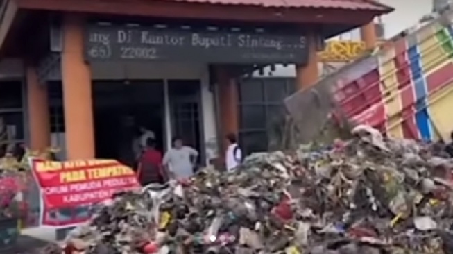 Aksi protes warga yang pindahkan bertruk-truk sampah ke kantor Bupati dan DPRD Simpang, Kalbar. (tangkapan layar/Instagram)