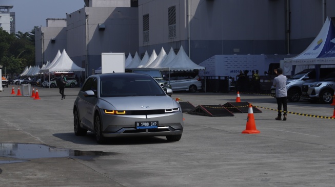 IONIQ 5 sedang menjalani test drive di GIIAS 2024. [Suara.com/Alfian Winanto]