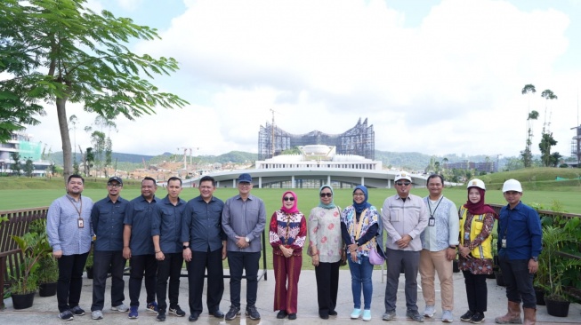 Persiapan Upacara Bendera Hari Ulang Tahun ke-79 Kemerdekaan Republik Indonesia (HUT ke-79 Kemerdekaan RI) di Ibu Kota Nusantara (IKN) pada 17 Agustus 2024 terus berjalan dengan cepat.