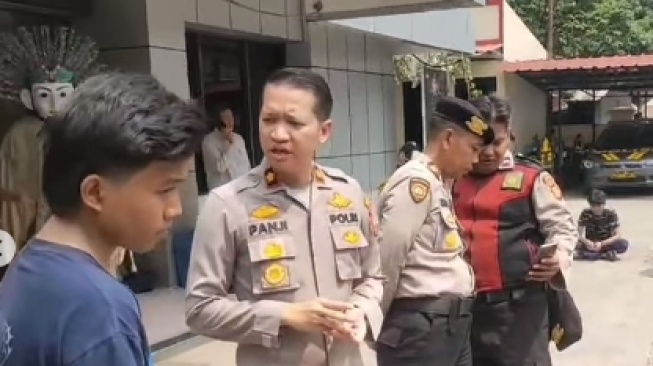 Kapolsek Cakung Kompol Panji Ali Chandra saat menceramahi para pelajar yang membolos. (tangkapan layar/Instagram)