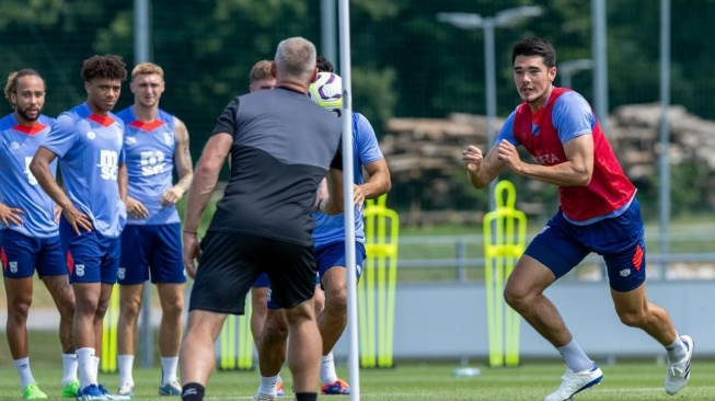 Bek Timnas Indonesia, Elkan Baggott (kanan) berlatih bersama skuad utama Ipswich Town selama tur pramusim jelang Premier League 2024-2025. [Dok. Instagram/@elkanbaggott[