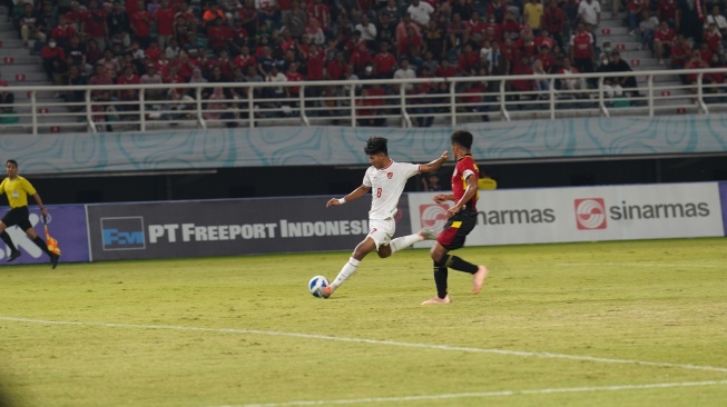 Striker Timnas Indonesia U-19, Arkhan Kaka melepaskan tembakkan ke gawang Timor Leste U-19 dalam matchday terakhir Grup A Piala AFF U-19 2024 di Stadion Gelora Bung Tomo (GBT), Surabaya, Jawa Timur, Rabu (24/7/2024) malam WIB. [Dok. PSSI]