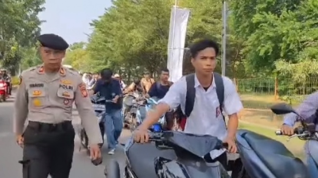 Puluhan pelajar di kawasan Cakung Jakarta Timur dihukum dorong motor usai kepergok bolos sekolah.