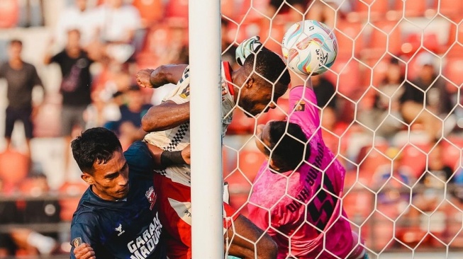 Duel Bali United vs Madura United dalam laga kedua Grup B Piala Presiden 2024 di Stadion Kapten I Wayan Dipta, Gianyar, Bali, Rabu (24/7/2024). [Dok. instagram/@baliunitedfc]