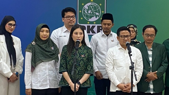 Ketua Harian Nasional DPP Partai Perindo, sekaligus Ketua Desk Pilkada Partai Perindo, Angela Tanoesoedibjo memberikan keterangan saat mengunjungi Kantor PKB, Rabu (24/7/2024). [Suara.com/Faqih]