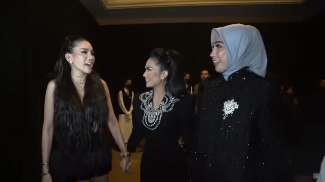 Potret pertemuan Nikita Mirzani dengan Kris Dayanti di acara fashion show Ivan Gunawan (YouTube/Crazy Nikmir REAL)