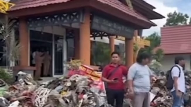 Aksi protes warga yang pindahkan bertruk-truk sampah ke kantor Bupati dan DPRD Simpang, Kalbar. (tangkapan layar/Instagram)