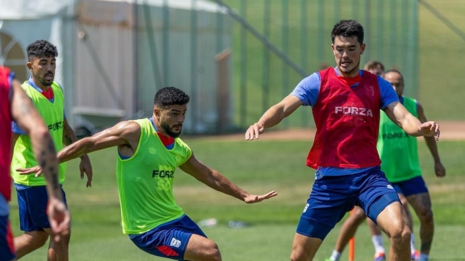 Bek Timnas Indonesia, Elkan Baggott (kanan) berlatih bersama skuad utama Ipswich Town selama tur pramusim jelang Premier League 2024-2025. [Dok. Instagram/@elkanbaggott[