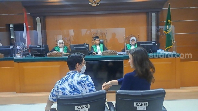 Kimberly Ryder dan Edward Akbar di Pengadilan Agama Jakarta Pusat, Rabu (24/7/2024). [Suara.com/Adiyoga Priyambodo]