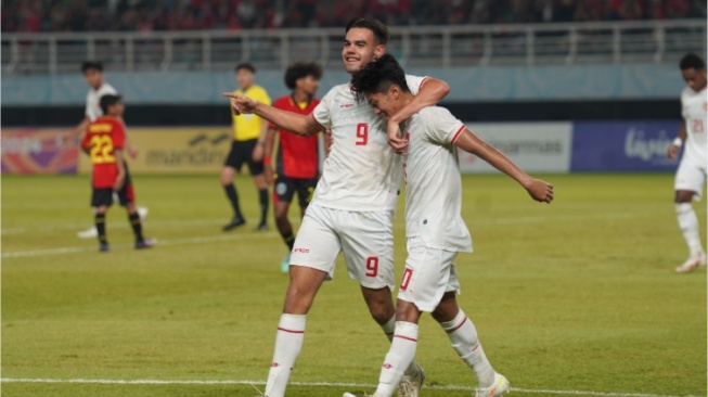 Momen Jens Raven memeluk Kafiatur Rizky usai mencetak gol ke gawang Timor Leste (pssi.org)