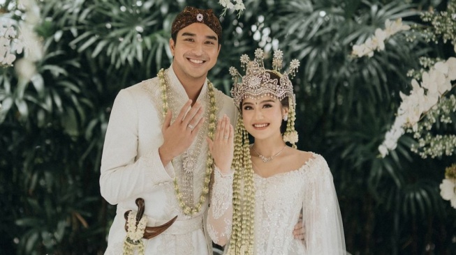 Salshabilla Adriani dan Ibrahim Risyad resmi menjadi sepasang suami istri. [Instagram]