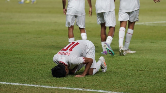 Gelandang Timnas Indonesia U-19, Muhammad Kafiatur melakukan selebrasi usai mencetak gol ke gawang Timor Leste U-19 dalam matchday terakhir Grup A Piala AFF U-19 2024 di Stadion Gelora Bung Tomo (GBT), Surabaya, Jawa Timur, Rabu (24/7/2024) malam WIB. [Dok. PSSI]