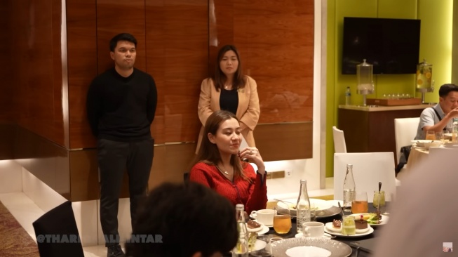 Potret Thariq Halilintar dan Aaliyah Massaid saat sedang food testing jelang pernikahan (YouTube/Thariq Halilintar)