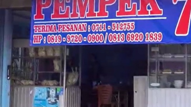 Kisah Sukses Mitra KUR Bank Sumsel Babel, Pempek 755 Legenda Sejak 1986