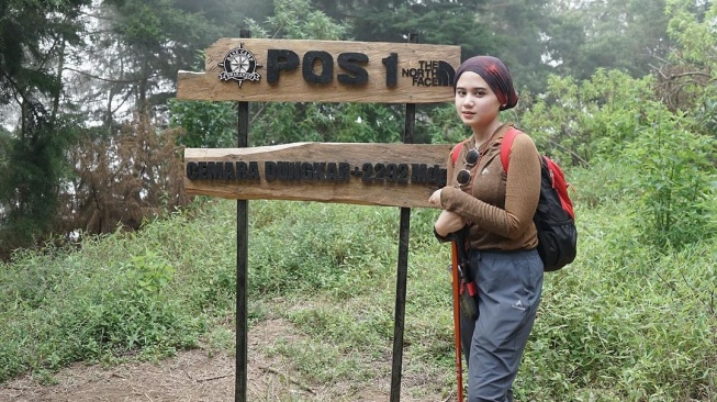 Potret Tissa Biani Naik Gunung Prau. (Instagram/tissabiani)