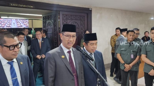 Heru Budi Berangkatkan 20 Marbut Masjid Pergi Umrah dan Beri Santunan Keluarga Jemaah Haji yang Wafat