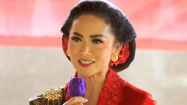 Potret Kris Dayanti pakai kebaya. (Instagram)