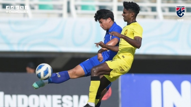 Duel Malaysia U-19 vs Thailand U-19 dalam matchday ketiga atau terakhir Grup C Piala AFF U-19 2024 di Stadion Gelora Bung Tomo (GBT), Surabaya, Jawa Timur, Kamis (25/7/2024). [Dok. Instagram/@changsuek]