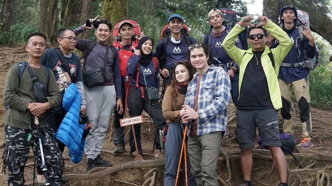 Potret Tissa Biani Naik Gunung Prau. (Instagram/tissabiani)