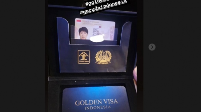 Shin Tae-yong pamerkan bentuk golden visa yang diberikan Presiden Jokowi. Dengan Golden Visa, Shin Tae-yong bisa tinggal lebih lama di Indonesia dan juga bisa berbisnis.(Instagram Shin Tae-yong)