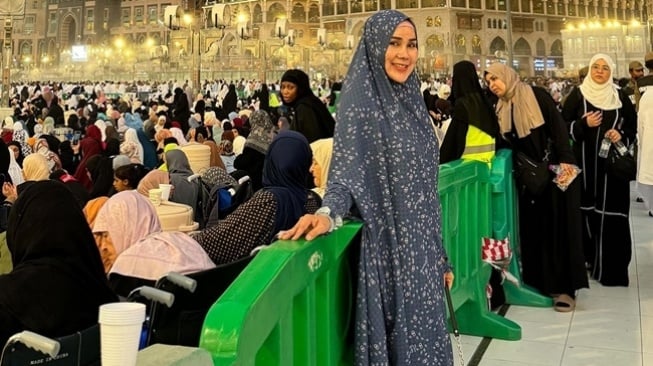 Potret Isa Zega saat Umrah (instagram/zega_real)