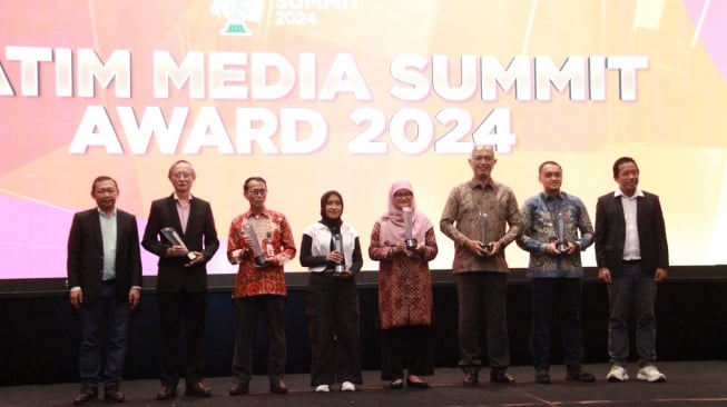 Pemberian penghargaan saat Jatim Media Summit (JMS) 2024 di Hotel Whiz Luxe Hotel Spasio, Surabaya, Jawa Timur, Kamis (25/7/2024). [Foto dok. JMS 2024]