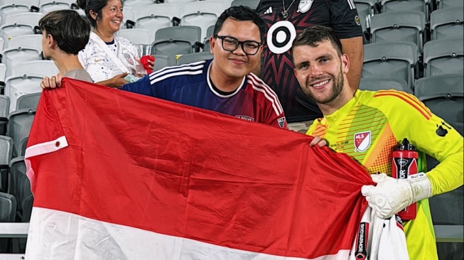 Maarten Paes bentangkan Merah Putih usai main di MLS All Star. (X/@MLS)