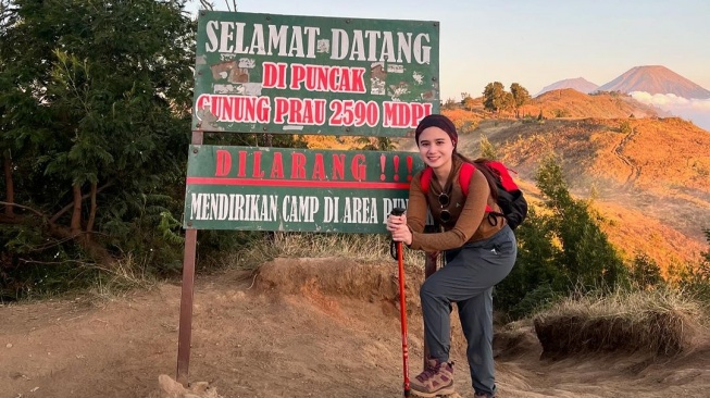 Potret Tissa Biani Naik Gunung Prau. (Instagram/tissabiani)