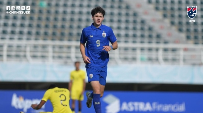 Duel Malaysia U-19 vs Thailand U-19 dalam matchday ketiga atau terakhir Grup C Piala AFF U-19 2024 di Stadion Gelora Bung Tomo (GBT), Surabaya, Jawa Timur, Kamis (25/7/2024). [Dok. Instagram/@changsuek]