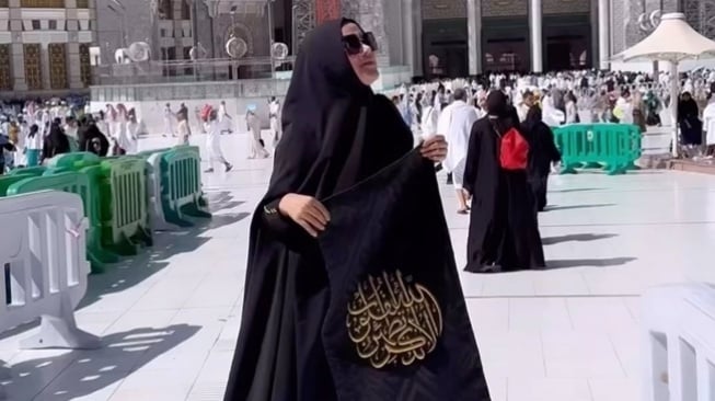 Potret Isa Zega saat Umrah (instagram/zega_real)