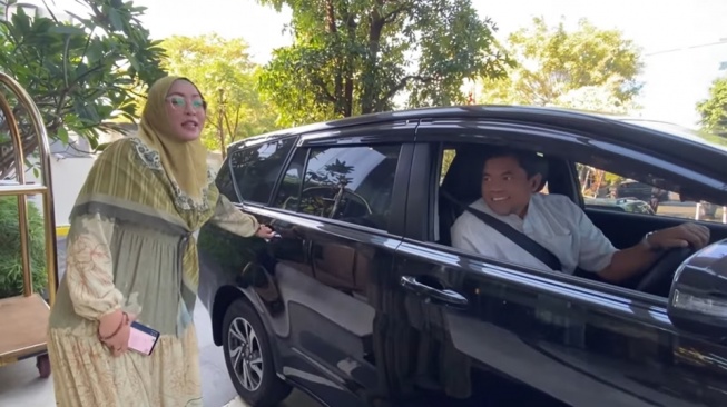 Angelina Sondakh menggunakan Toyota Innova, bukan lagi Alphard (Youtube)