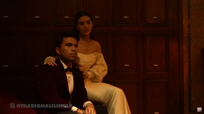 Potret foto prewedding dengan konsep modern Aaliyah Massaid dan Thariq Halilintar (YouTube/thariqhalilintar)