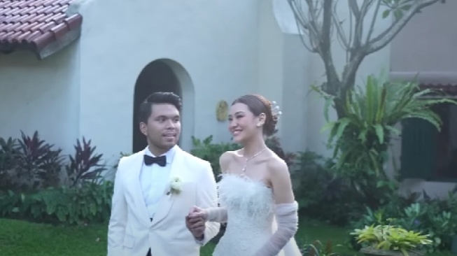 Thariq Halilintar dan Aaliyah Massaid di sesi foto prewedding. (YouTube)